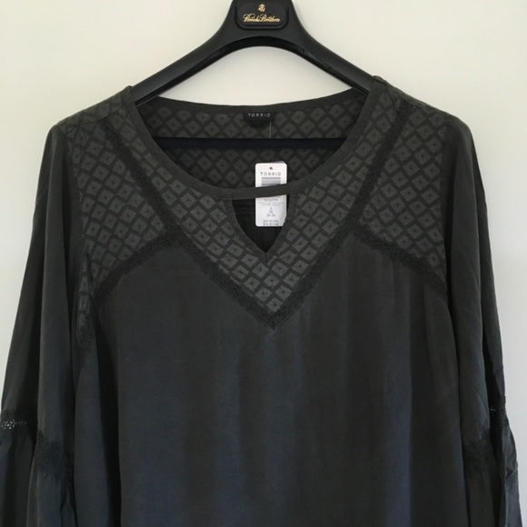 Torrid Challis Lace Trim Bell Sleeve Top Sz 3X Dark Gray Blouse Keyhole Stretch - Picture 4 of 14
